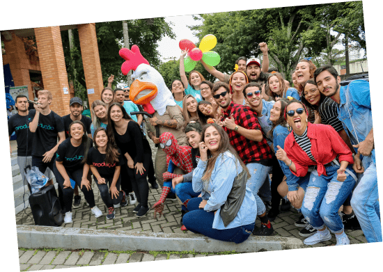 Diversos jovens adolescentes posando para foto em uma edição passada do OPA